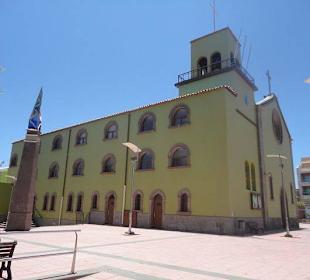 Kirche an der Einkaufsstraße