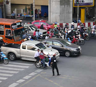 Erawan Schrein an einer Hauptverkehrsstrasse