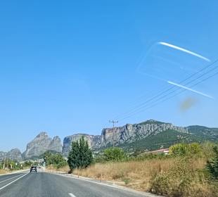 In der Ferne sind die Felsen der Klöster zu sehen