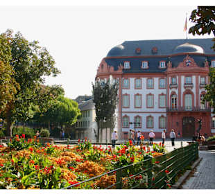 Schillerplatz mit Fastnachtsbrunnen