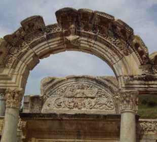 Der Bogen vom Hadrian Tempel