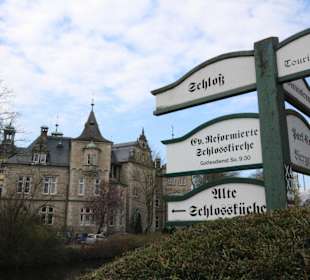 Wegweiser im Schlosspark