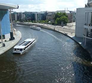 Blick von der Brücke am Paul-Löbe-Haus