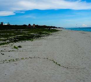 Strand südlich des Hotels
