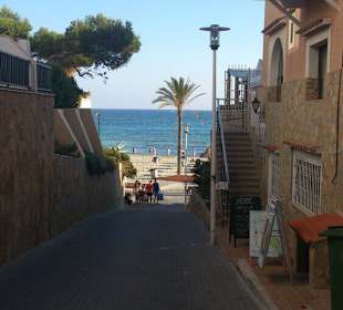 Weg vom Boulevard zum Hauptstrand
