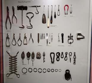 Historische Metallkurzwaren im Stadtmuseum