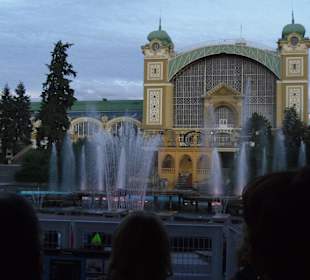 Bunte Wasserfontänen zu Musik