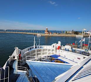 Auf der Fähre im Hafen 