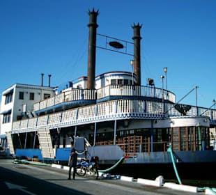 Im Hafen liegt ein original Missisippi Dampfer