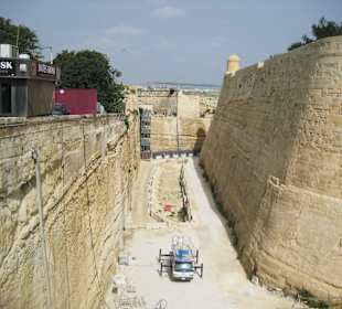 Mauern und Arbeiten linksseitig vor dem Tor
