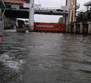 Anfahrt auf die Schleuse zum Hauptfluss von BKK
