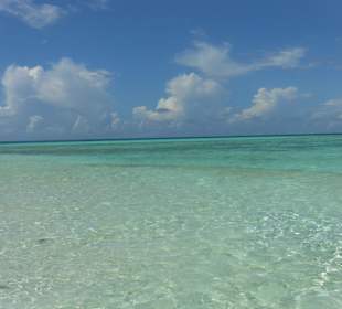 Smaragdgrünes warmes Wasser an der Sandbank