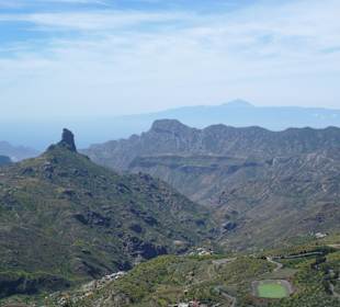 Roque Bentayga mit Blick auf den Teide