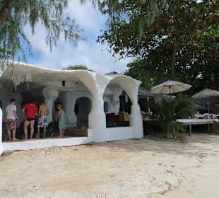 Die Tauchschule und das Restaurant vom Beach aus