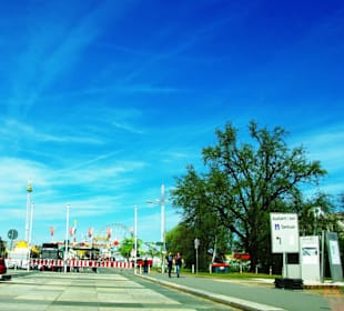 Das Volksfest rechts der Dutzendteich