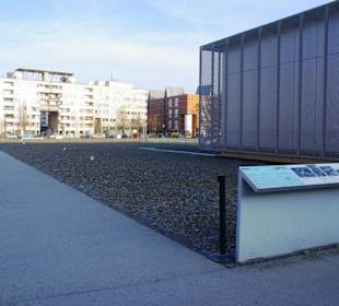 Rechts Museumgebäude