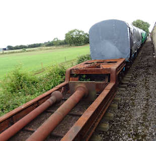 Viele alte Wagen am Streckenrand