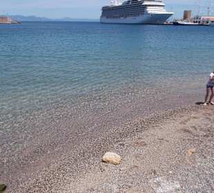 Strand am Hafen von Rhodos Stadt
