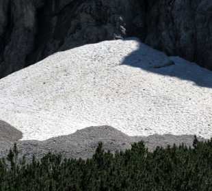 Schneereste an einem Hang im Juli