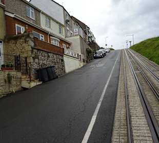 Die Gleise laufen mitten durch den Ort