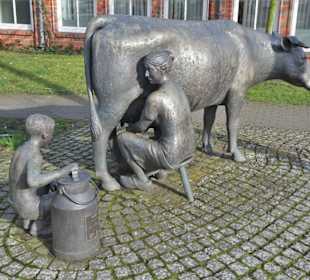 Ansichten der Skulptur Die Melkerin