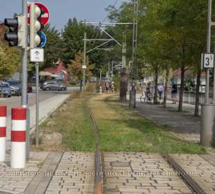 Vom Bahnhof kommendes Rasengleis mündet in die KKS