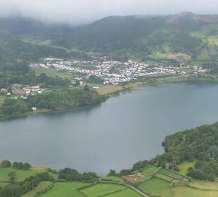 Blick zum Ort mit "Blauem See"