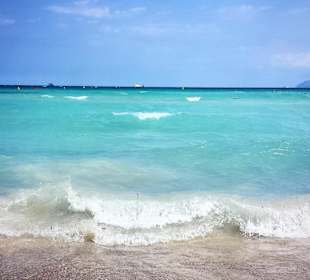 Weißer Strand und kristalklares/türkisblaues Meer