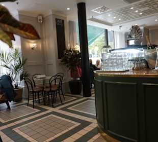 Blick in den Gastraum des Cafes  