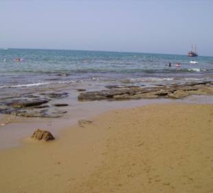 Rechts runter vom Hotel Strand ein paar Steine