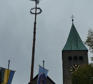 Am Plan mit dem Planbaum vor der Kirche