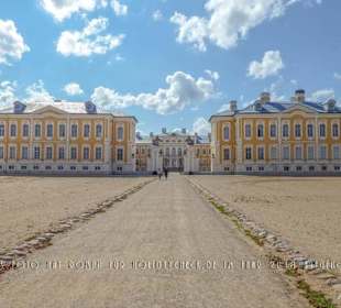 Der Weg zum Schlosseingang am Ende des Horizonts