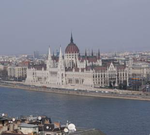 Das Parlament von der Fischerbastei aus