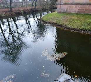 Wassergraben um das Schloss