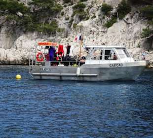 Taucherschiff in der Calanque Port-Pin