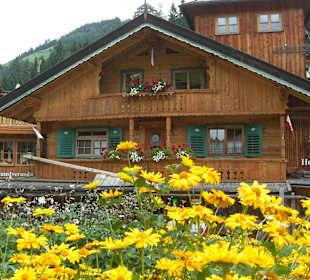 Vor dem Holzmuseum in Auffach