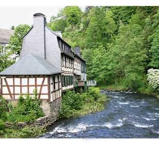 Monschau - Fachwerkhäuser an der Rur