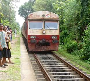 Zug fährt in den Bahnhof ein