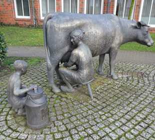 Ansichten der Skulptur Die Melkerin