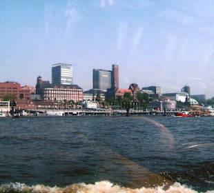 Von rechts: Michel, Land-brücken, AlterElbtunnel, St.Pauli