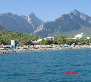 Mit Boot am Strand entlang