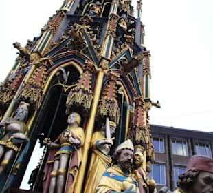 Figuren im Schönen Brunnen