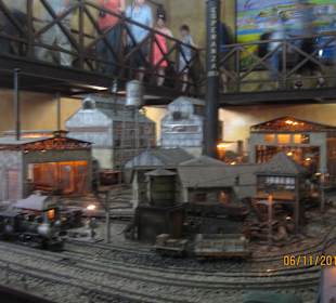 Eisenbahn und Fabrik als Modelaufbau