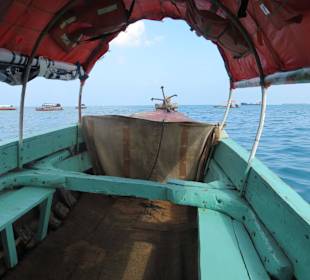 Unser kleines Boot nach Prison Island