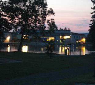 Waldbad in der Abenddämmerung