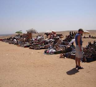 Handlarze koło piramid