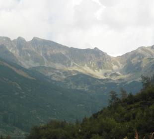 Widok z drogi prowadzącej do schroniska