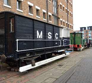 Vor dem Museum alte Technik