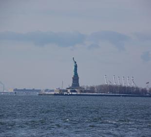 Freiheitsstatur von der Fähre gesehen