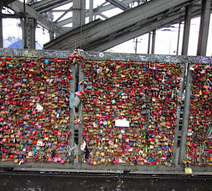 Hohenzollernbrücke (tausende Liebesschlösser)